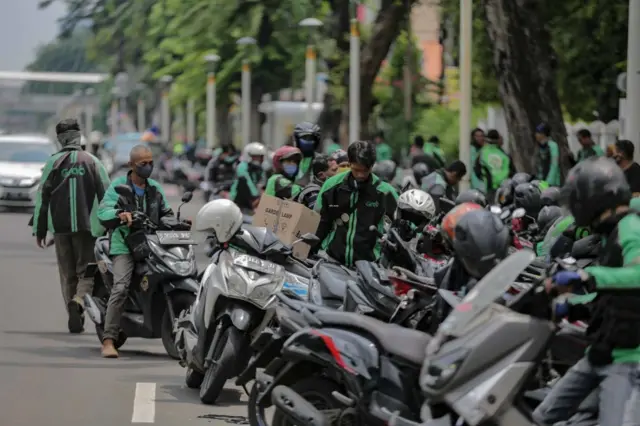 Pengemudi ojol sedang berkumpul.