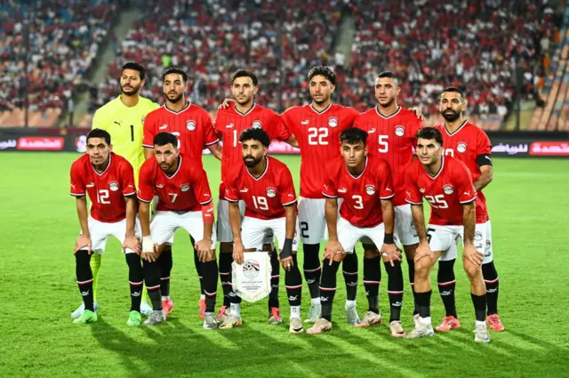 Les joueurs de l'équipe nationale égyptienne avant un match de qualification pour la Coupe d'Afrique des Nations entre l'Égypte et la Mauritanie le 11 octobre 2024 au Caire, en Égypte.