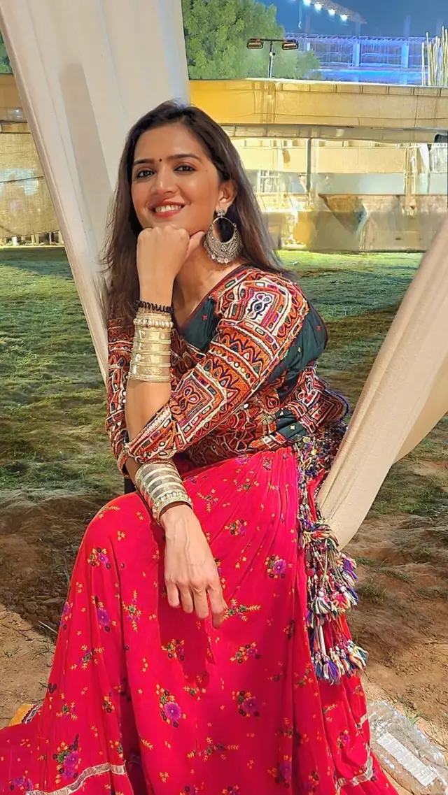 ઋત્વી પટેલ પ્રતીકાત્મક તસવીર નવરાત્રિ, દાંડિયારાસ દાંડિયા ગરબો ગુજરાત બીબીસી ગુજરાતી