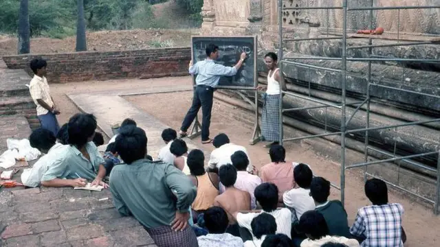 ၁၉၉၁ ခုနှစ်က ပုဂံမြင်းကပါရပ် ဂူပြောက်ကြီးဘုရားမှာ ဒေသခံတွေကို အမွေအနှစ်ထိန်းသိမ်းရေး သင်တန်းပေးနေပုံ