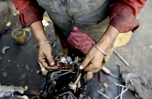 મહિલા મિકેનિક, ઇંદૌર મધ્ય પ્રદેશ, ગાડીઓ અને એંજિન વગેરેનું સમારકામ રિપેરિંગ મરમ્મત, 