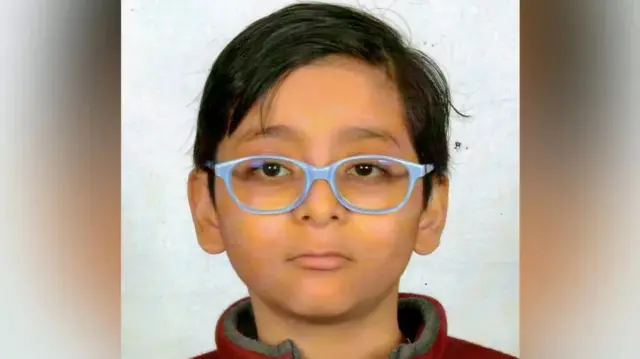 Dev Upadhyaya souffrait de rachitisme.