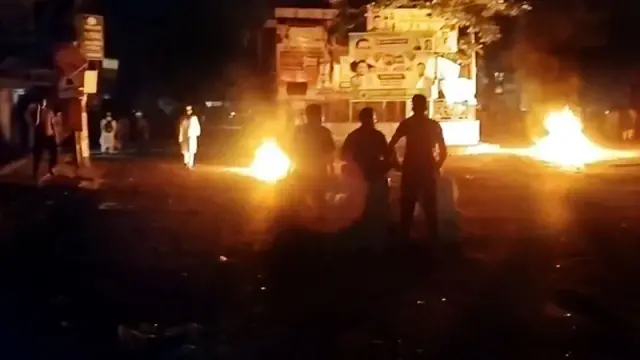 হাটহাজারির রাস্তায় টায়ার জালিয়ে বিক্ষোভ করে দুই পক্ষের অনুসারীরা