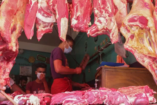 Eshakda barmoq, albatta, qiyin fotosurat