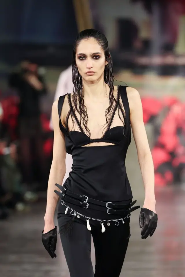 Модель на Тижні моди в Парижі 2025