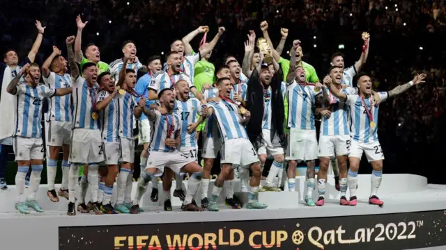 L'équipe d'Argentine célèbre sa victoire, Lionel Messi soulevant le trophée de la Coupe du monde de la FIFA au Qatar.