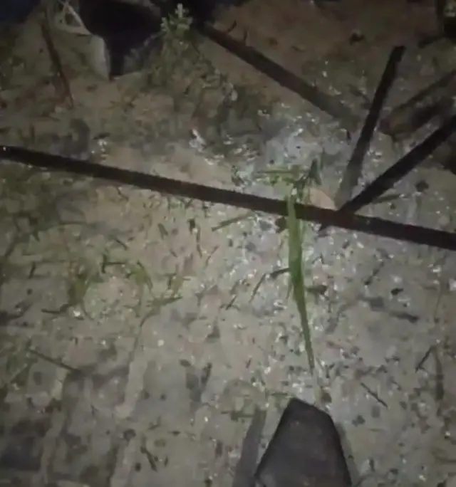 کانچ ٹوٹ گئے اور کھڑکیوں کو نقصان پہنچا