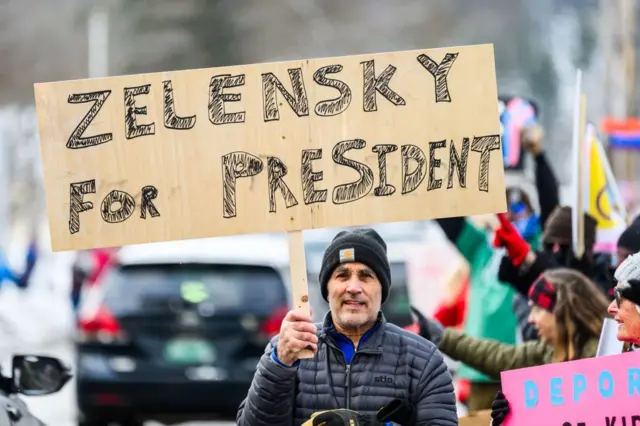Вермонт. Протестующий с плакатом “Зеленского в президенты”