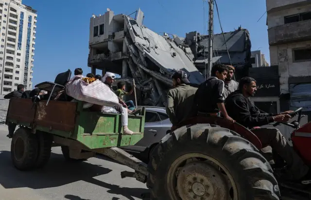 Tractor carry Palestinians wey dey comot Gaza City