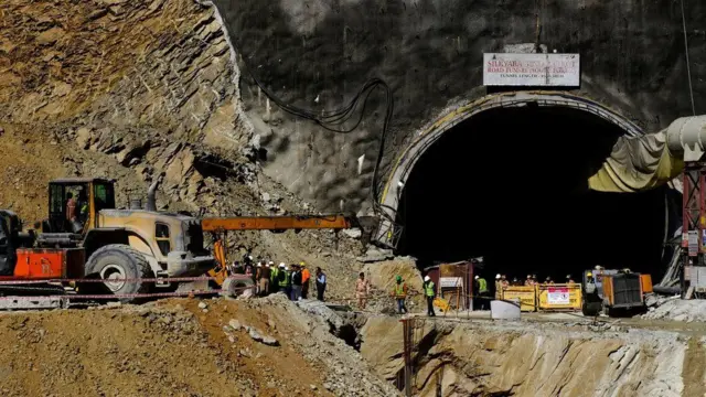India: la carrera contrarreloj para rescatar a 40 trabajadores atrapados  desde hace casi una semana en un túnel - BBC News Mundo