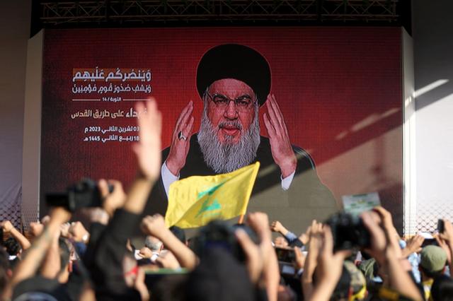 Líder do Hezbollah, Sayyed Hassan Nasrallah, sendo aclamado por simpatizantes