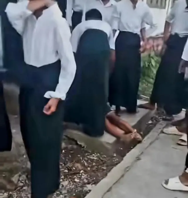 အ.ထ.က ၁ ရွှေပြည်သာ ကျောင်းထဲက ကျောင်းသားတစ်ဦးရိုက်ယူထားတဲ့ ရုပ်သံမှာ တွေ့ရတဲ့ မောင်မိုးသူရိန်လဲကျနေတဲ့ အခြေအနေ 