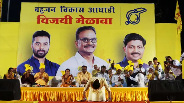 बहुजन विकास आघाडीच्या बॅनर्सवर एकाही महापुरुषाचा फोटो नसतो