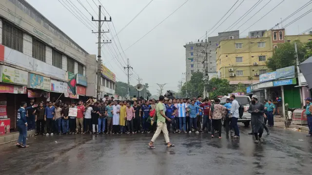 রাজশাহীতে কয়েক হাজার শিক্ষার্থী কোটা বাতিলের দাবীতে রাস্তায় নামে