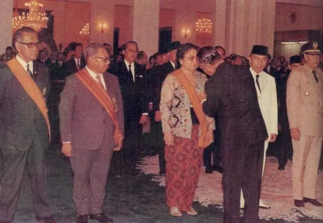 Presiden Soeharto menyematkan bintang Republik Indonesia Adhi Pradana pada ibu Tien Soeharto (1973)