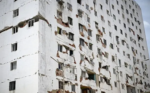 Um edifício parcialmente destruído após os terremotos