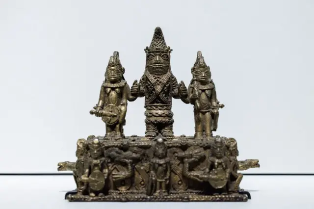 Les nombreux objets d'arts dont des statuts en bronze provenant du pillage du royaume du Bénin sont disséminés dans plusieurs musées en Europe et aux Etats Unis.