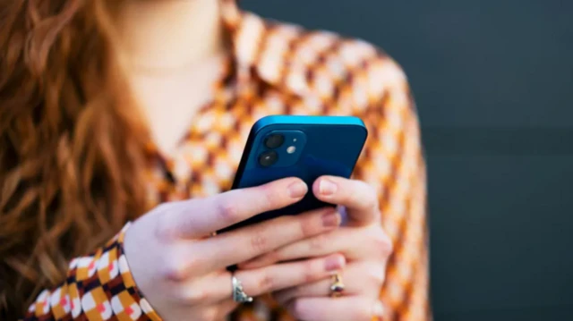 Aworan obinrin to mu foonu dani