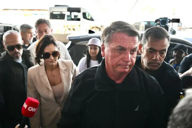 Jair Bolsonaro acompanha sua esposa, michelle Bolsonaro na entrada do aeroporto de  Brasília em 18 de janeiro de 2025.