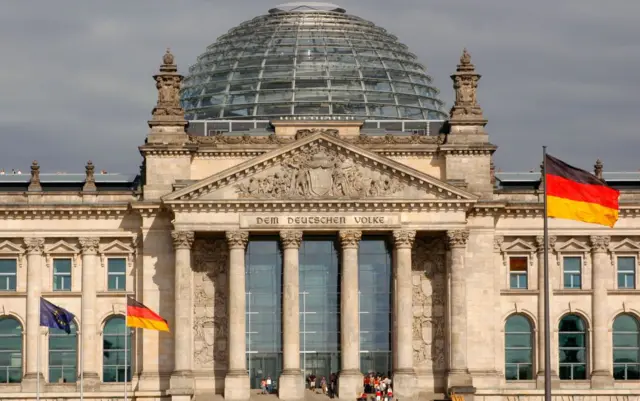 জার্মানির রাজনীতিতে নাৎসীরা নিষিদ্ধ 