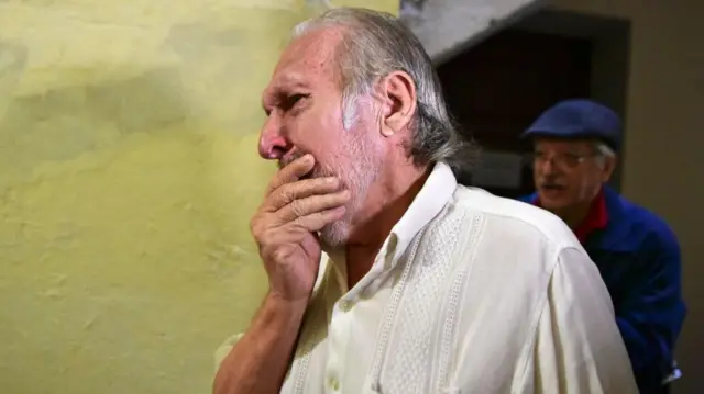 Carlos Casco llora mientras recorre el antiguo departamento de Investigaciones de la Policía. 