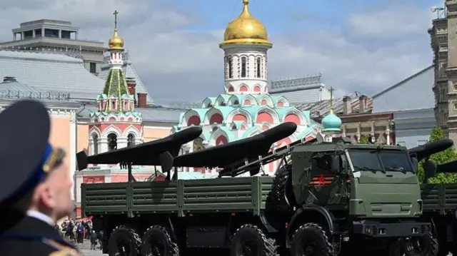 युक्रेनच्या पायाभूत सुविधा नष्ट करण्यासाठी रशियाने झिरकॉन-2 या आत्मघाती ड्रोनचा वापर केला आहे.
