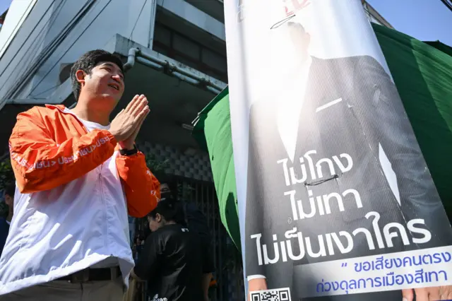 เท่าพิภพ ลิ้มจิตรกร ผู้สมัคร สส. กทม. เขต 33 ลงพื้นที่ขอโทษประชาชน หลังการเปลี่ยนตัวผู้สมัคร เนื่องจากผู้สมัครเดิมถูกออกหมายจับในข้อหาเกี่ยวกับการฟอกเงิน เมื่อ 30 ธ.ค. 2568