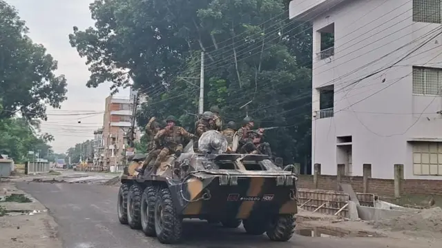 কারফিউ কার্যকরে টহল দিচ্ছে সেনাবাহিনীর সদস্যরা