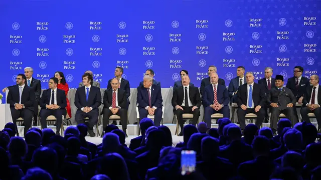 حضر كل من الرئيس الأمريكي دونالد ترامب، والرئيس الأذربيجاني إلهام علييف، ووزير الخارجية المغربي ناصر بوريطة، والرئيس الأرجنتيني خافيير ميلي، ورئيس الوزراء الأرميني نيكول باشينيان، ووزير الخارجية التركي هاكان فيدان، ورئيس الوزراء المجري فيكتور أوربان، مراسم توقيع ميثاق السلام لغزة، وذلك ضمن فعاليات المنتدى الاقتصادي العالمي السادس والخمسين في دافوس، سويسرا، في 22 يناير/كانون الثاني 2026.