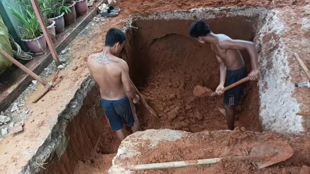 ဗုံးခိုကျင်းတူးလုပ်သားတွေ