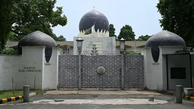 دلی میں پاکستانی ہائی کمیشن ڈپلومیٹک انکلیو میں ایک پرائم لوکیشن پر واقع ہے