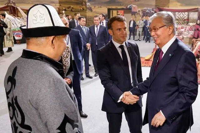 Макрон менен Токаев Астанадагы маданий көргөзмөнү көрүү убагында кол алышууда