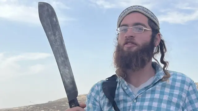 مائير سيمتشا يحمي مستوطنة يهودية في الضفة الغربية المحتلة بساطور.