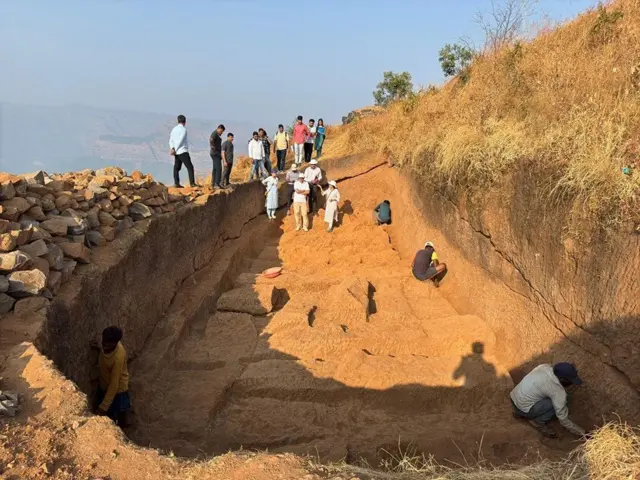 रायगड विकास प्राधिकरणचे अध्यक्ष असलेले संभाजीराजे छत्रपती स्वतः रायगडच्या कामावर लक्ष ठेवून आहेत.