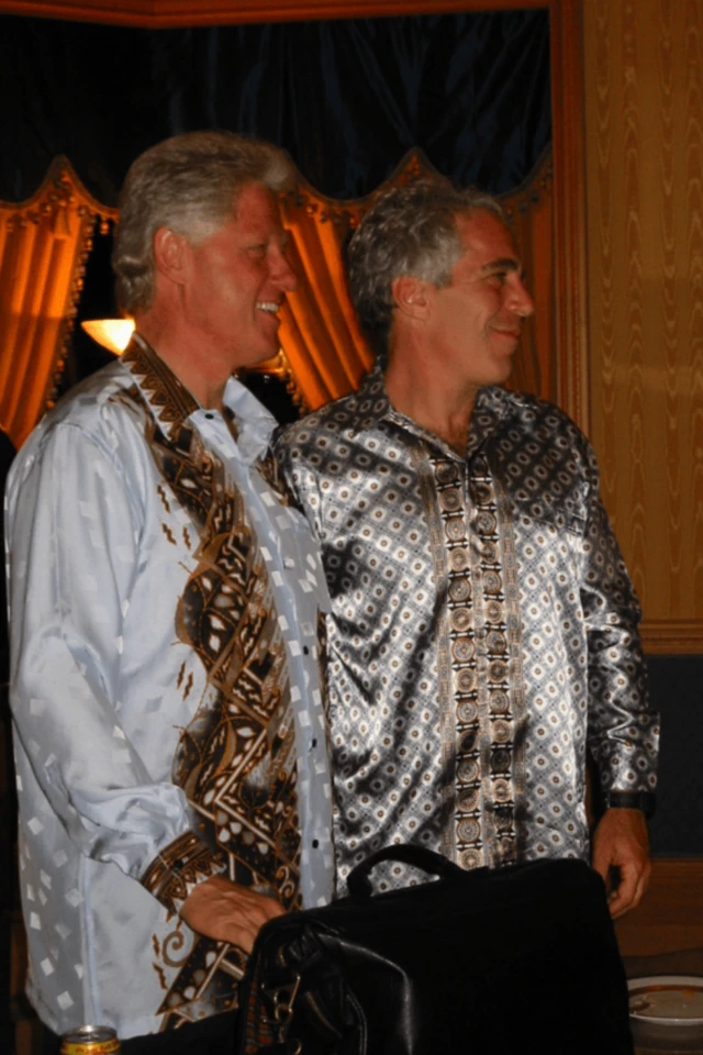 बिल क्लिंटन और जेफ़री एपस्टीन पास-पास खड़े नजर आते हैं.