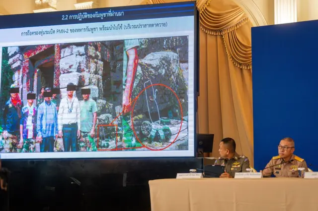 โฆษกกระทรวงกลาโหมฉายภาพที่อ้างว่าทหารกัมพูชาถือครองทุ่นระเบิดสังหารบุคคล ให้สื่อมวลชนดูในระหว่างเปิดแถลงข่าว 17 พ.ย.