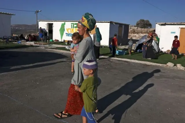 Une mère et ses enfants dans une colonie