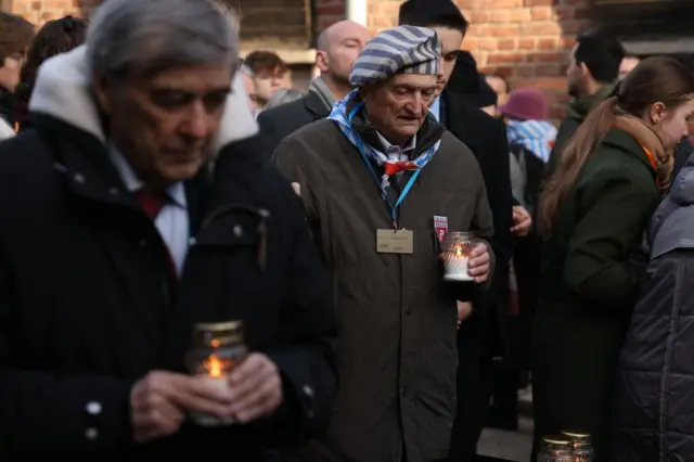 Люди прибывают на мемориал в бывшем концентрационном лагере Аушвиц-Биркенау в честь 80-й годовщины освобождения лагеря