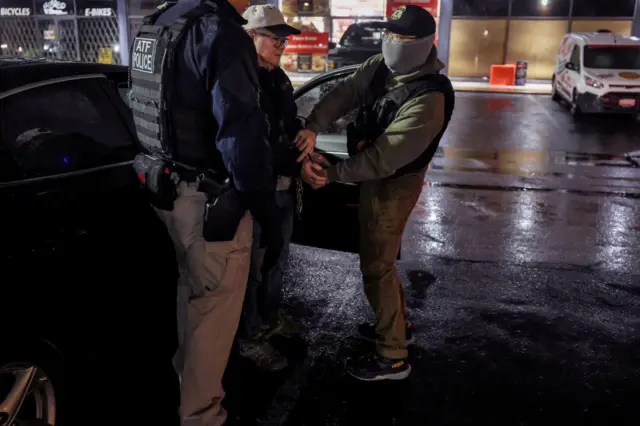 АҚШ ҳукуматининг ниқобли хавфсизлик ходимлари ноқонуний муҳожирларни суд қарорларисиз мамлакатдан чиқариб юбормоқда.