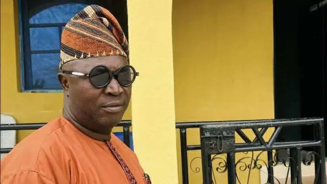 Tope Omolayọ wọ aṣọ Yoruba pẹlu fila