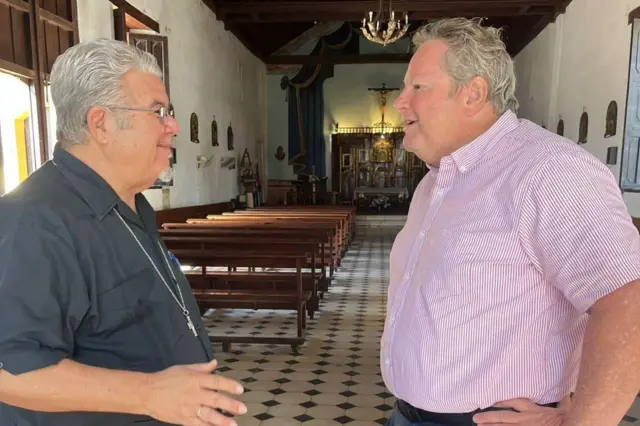 Hammer y el sacerdote crítico con el gobierno José Conrado a principios de mayo en la ciudad de Trinidad.