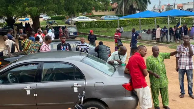 Ndị nọ na mpụta ụlọọgwụ ahụ eche ndị ikwu n'ibe ha 