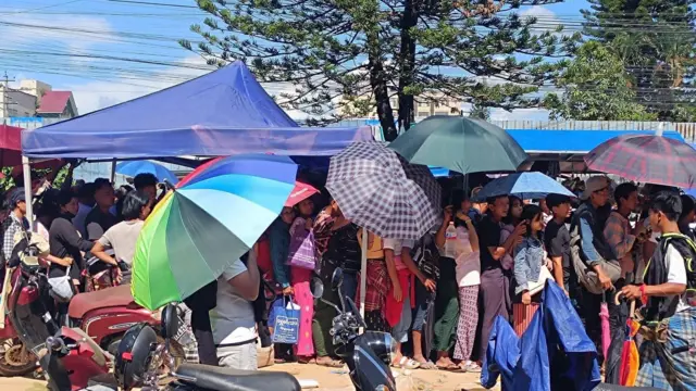 တရုတ်ဘက်ဝင်ဖို့ ယာယီဝင်ထွက်ခွင့်ကတ်ရဖို့စောင့်ဆိုင်းနေသူတွေ 