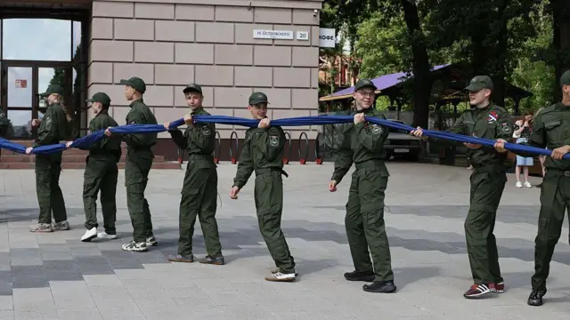 Юнаки у військовій формі 