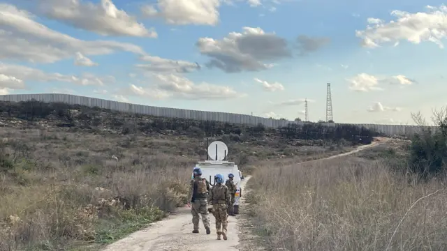 چند سرباز در حال راه رفتن