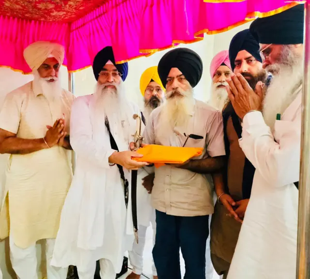 ਅਕਾਲ ਤਖ਼ਤ ਦੇ ਜੱਥੇਦਾਰ ਗਿਆਨੀ ਰਘਬੀਰ ਸਿੰਘ ਦਲ ਖਾਲਸਾ ਦੇ ਆਗੂ ਅਤੇ ਸ਼੍ਰੋਮਣੀ ਕਮੇਟੀ ਦੇ ਪ੍ਰਧਾਨ ਐਡਵੋਕੇਟ ਧਾਮੀ
