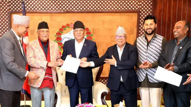 पाँच दलका नेताहरूसँग प्रधानमन्त्री प्रचण्ड