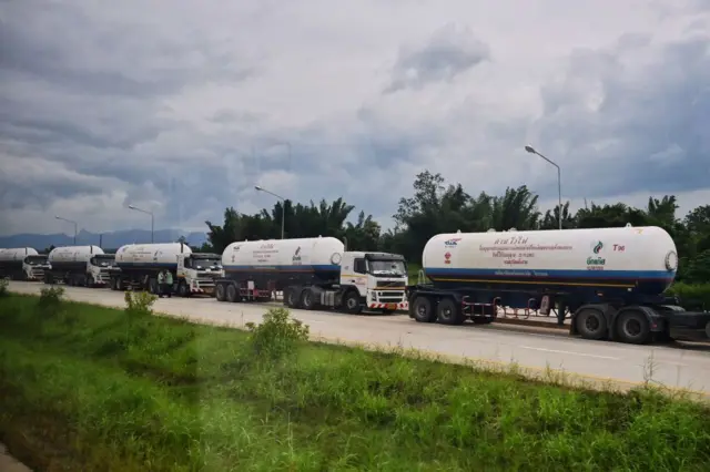 ၂၀၂၀ ခုနှစ်တုန်းက မြဝတီ-မဲဆောက်အမှတ် ၂ ချစ်ကြည်ရေးတံတားမှာကားတွေစောင့်ဆိုင်းနေတဲ့မြင်ကွင်း