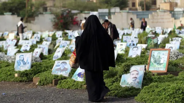 Aworan obinrin kan to n rin ni ibi isinku