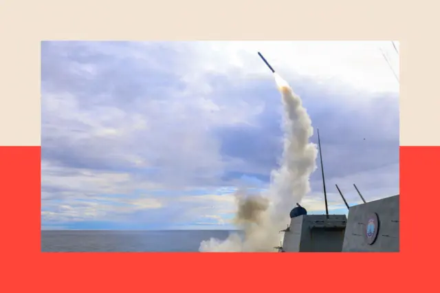 El destructor de misiles guiados clase Arleigh Burke USS Thomas Hudner (DDG 116) dispara un misil de ataque terrestre Tomahawk.